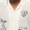 ⁦قميص نص كم - ريلاكس فيت - بيج⁩ - الصورة ⁦2⁩